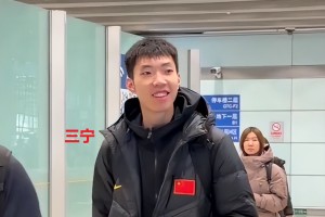 斗球体育直播下载-中国男篮抵达国内！大批球迷接机，赵睿、廖三宁笑得很灿烂