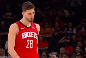 斗球体育直播官网-杰伦-格林造成申京第四犯，申京下半场刚开局就被换下