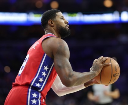 不手软！保罗·乔治底角三分一箭穿心 帮助76人紧咬比分