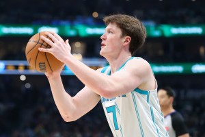 斗球体育直播下载-第三节紧急调整独揽17分！克尼佩尔14中6&amp;三分10中3拿20分6板3助