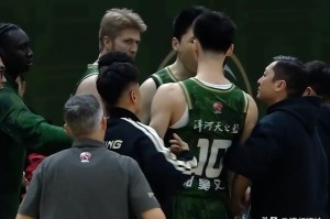 斗球体育直播下载-南京同曦突发内讧！郭昊文赵柏清暂停间歇爆发口角欲动手