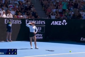 斗球体育直播下载-普丁塞娃赛后跳舞硬刚观众嘘声，梅总五盘逆转会师钱同学引爆舆论