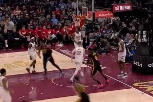 斗球体育直播电脑版-库明加攻守转换抗开对手上篮打进，老鹰本场比赛首次领先